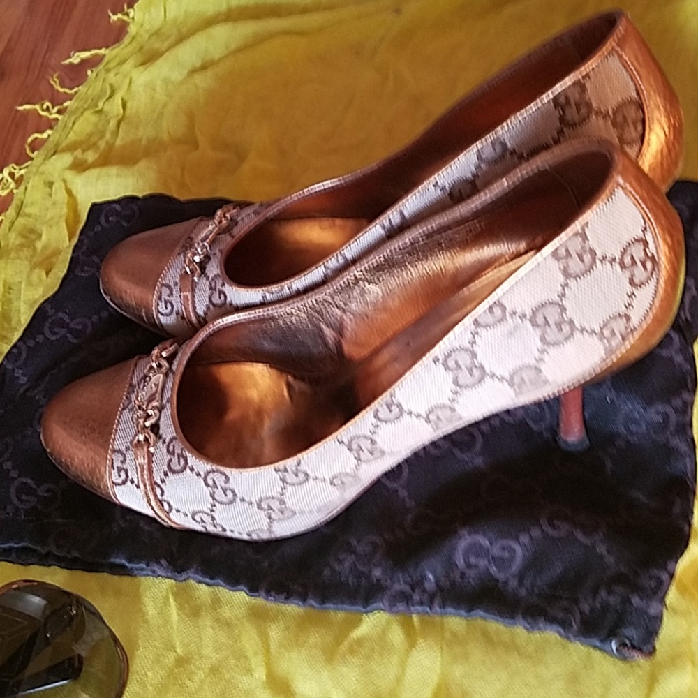 Gucci GG logo/gold pumps with metal gucci plate